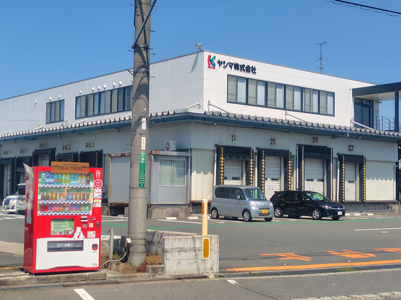 ヤシマ（株） 高槻本社前に設置された酪農支援型自販機「MOOMOO」