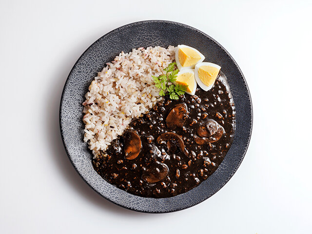 「十勝産大豆ミートのブラックカレー」皿盛りイメージ