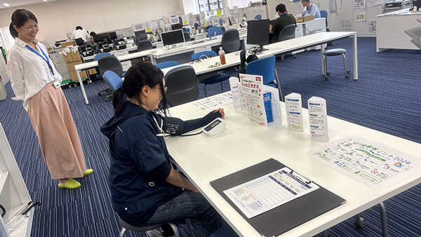 「血圧測定会」に参加する女性従業員