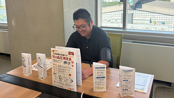 「血圧測定会」に参加する男性従業員