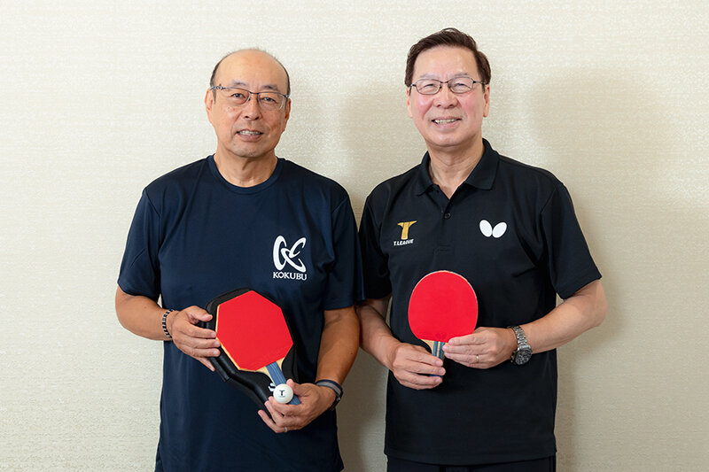 Tリーグ 理事長補佐 宮﨑 義仁 氏と国分グループ本社 専務 鈴木 嘉一の写真