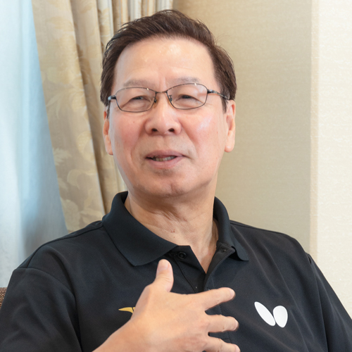 胸に手を当てる、Tリーグ理事長補佐 宮﨑 義仁氏の写真
