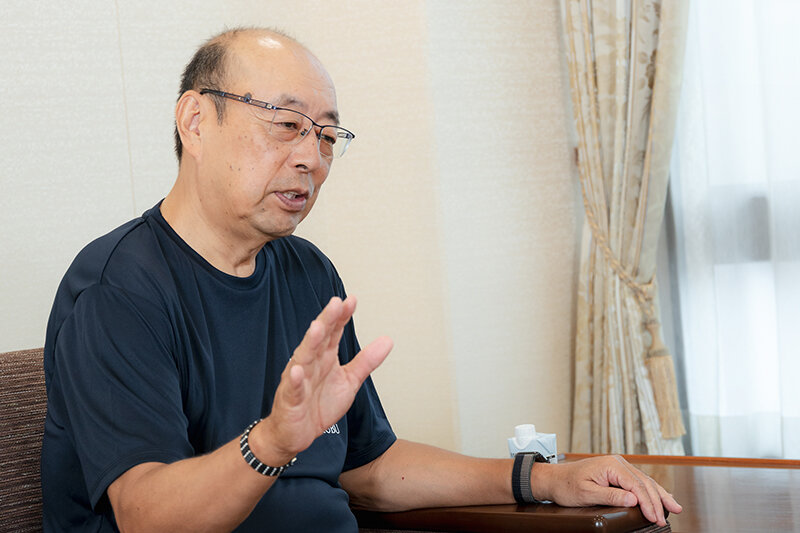 熱心に語る、国分グループ本社 専務 鈴木 嘉一の写真