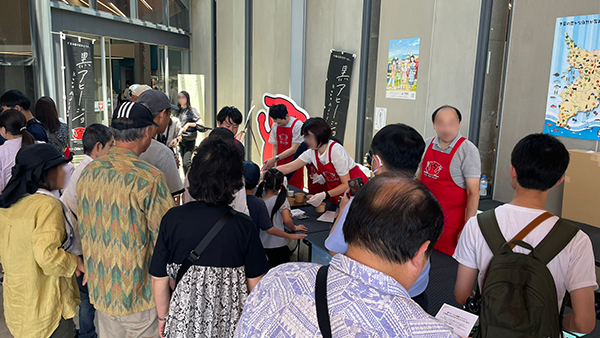 黒アヒージョ 体験会の様子の写真