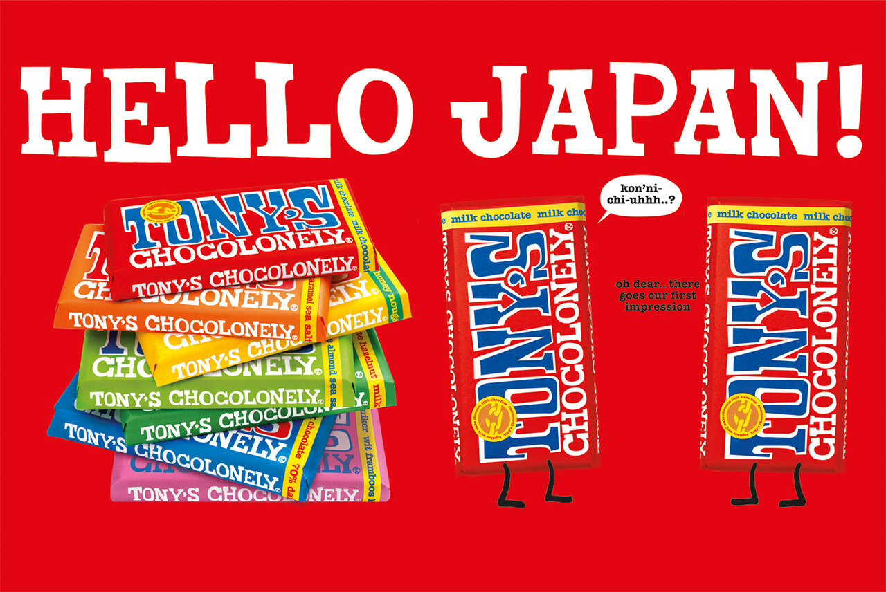 HELLO JAPAN! の文字とトニーズチョコロンリーのチョコレート商品イメージ画像