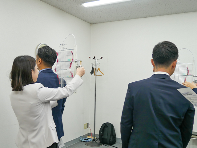 枕の高さ測定の様子の写真