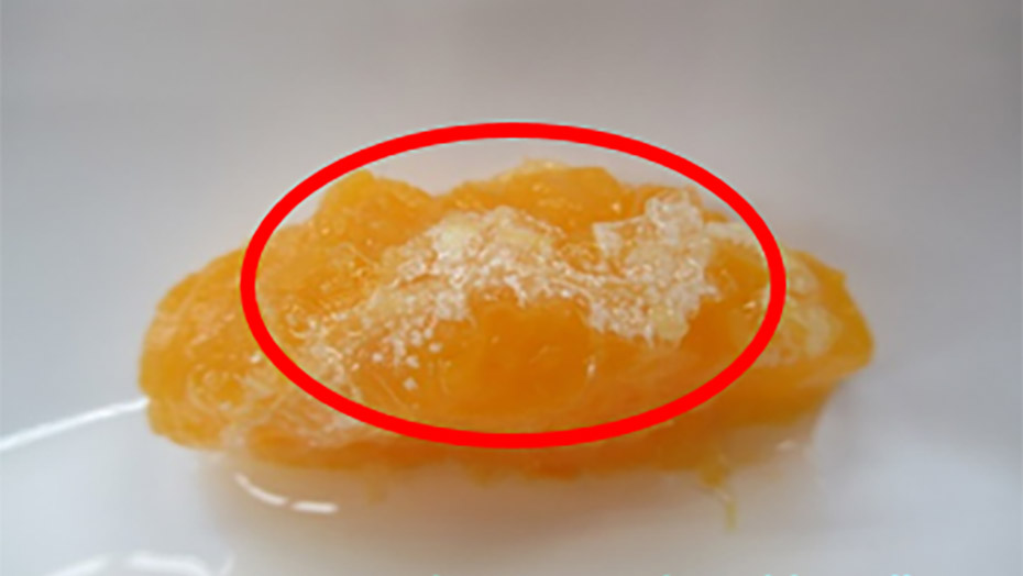 ヘスペリジン（ビタミンP）の結晶化を示した画像