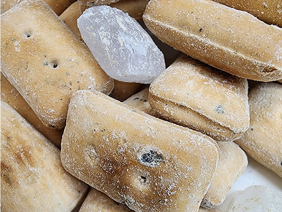 かんぱんの表面に付着した黒い粉末の画像