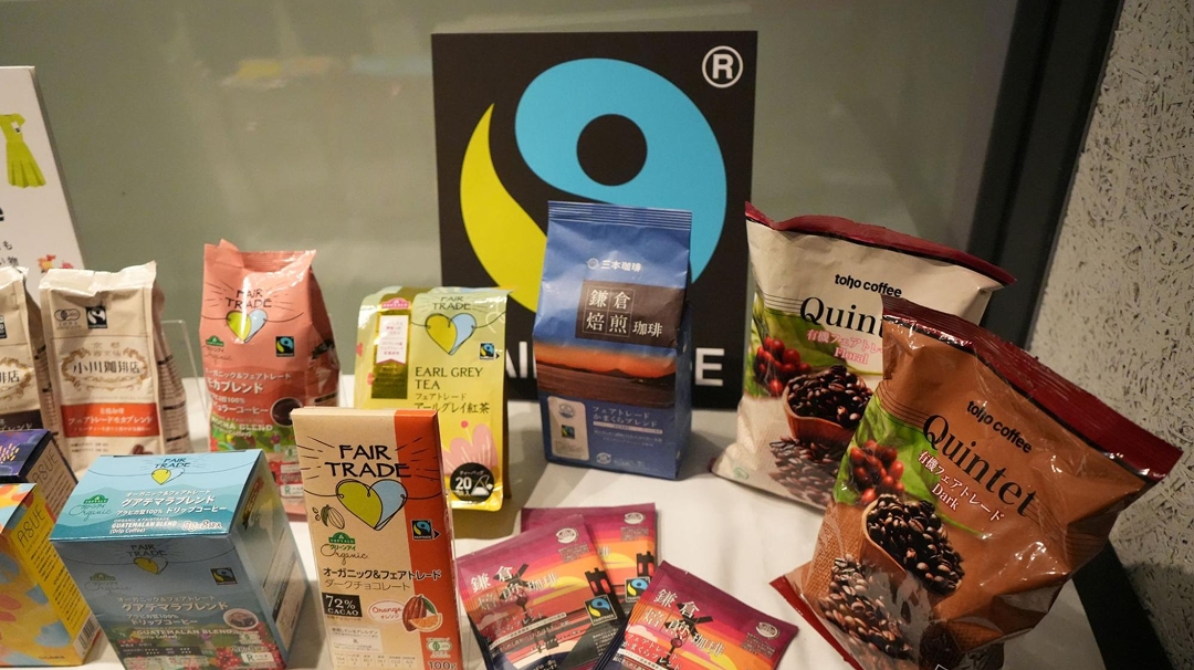 数あるフェアトレード商品の中に並ぶ鎌倉焙煎珈琲の写真