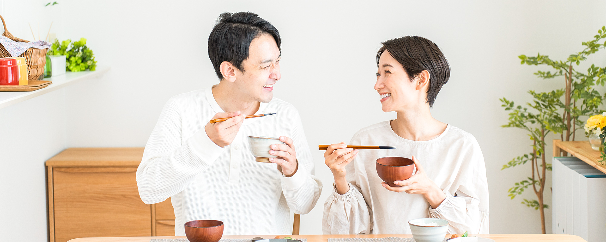 笑顔で食卓を囲む夫婦