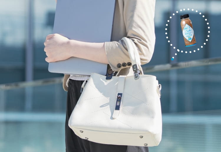 写真：持ち運びしやすいスリムボトル