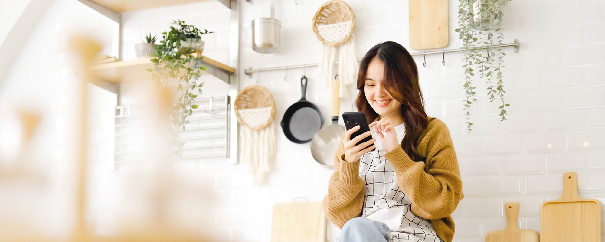 スマホを見ながら微笑む女性