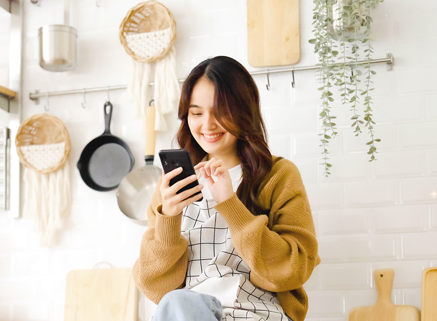 スマホを見ながら微笑む女性