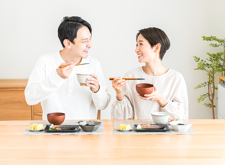 笑顔で食卓を囲む夫婦