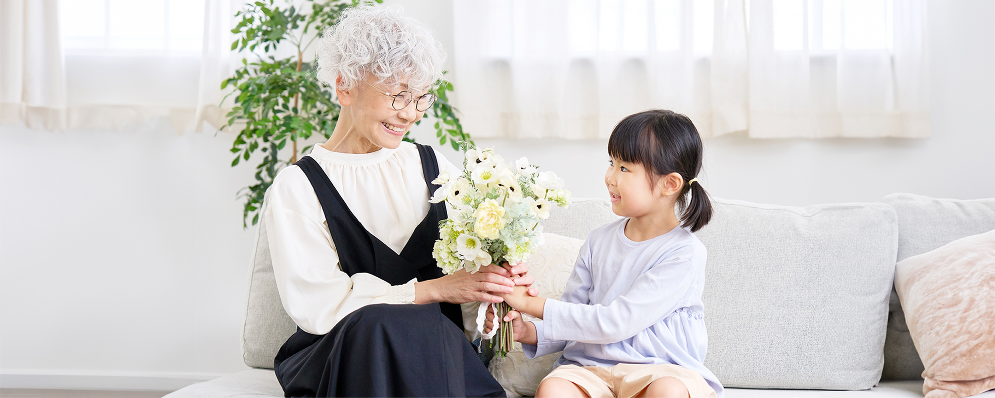 おばあちゃんに花を贈る少女