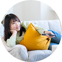 ソファでくつろぐ女性