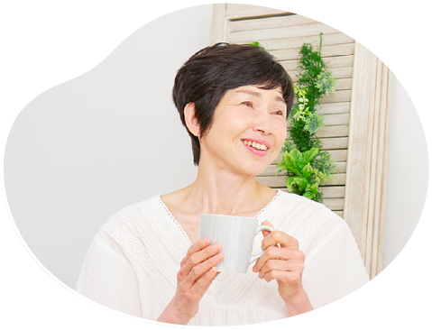 カップを手に微笑む女性