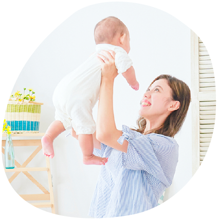 赤ちゃんをあやす女性