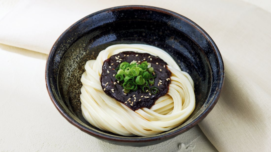 お皿に移した老舗「山本屋大久手店」監修「味噌ころうどん」の写真