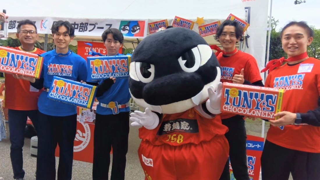 グランパスくん Jr.とスタッフの写真