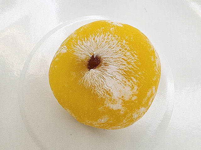 陥没して茶色く見える餅のとじ目部分
