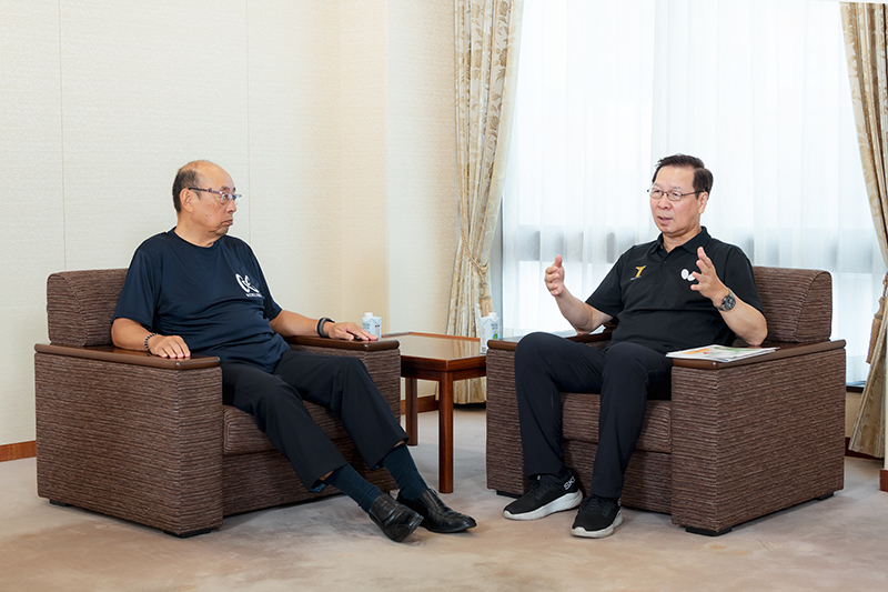 Tリーグ 理事長補佐 宮﨑 義仁 氏と国分グループ本社 専務 鈴木 嘉一の対談の様子