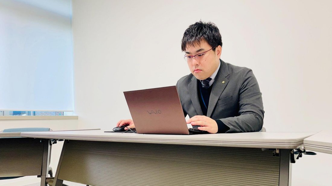 パソコンで仕事をしている写真