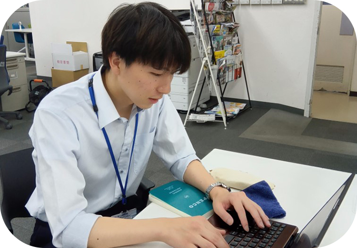 物流・PC事業部 事務所での業務の様子