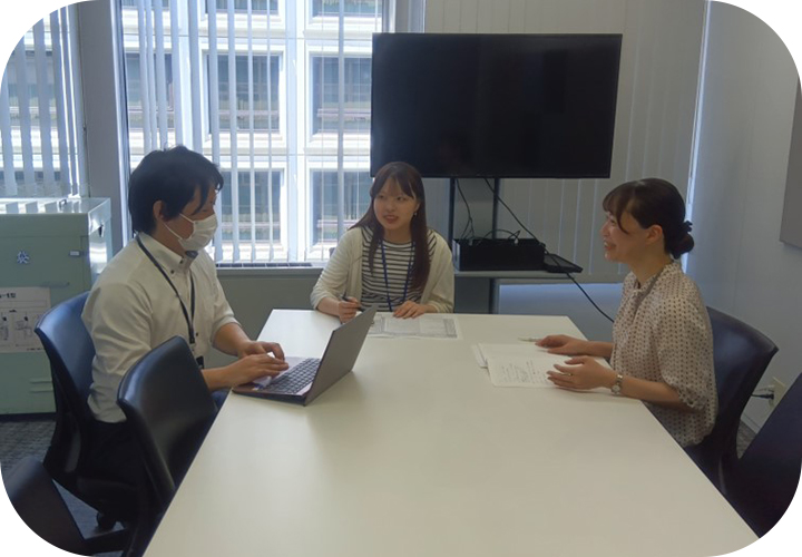 販売業務部 会議の様子