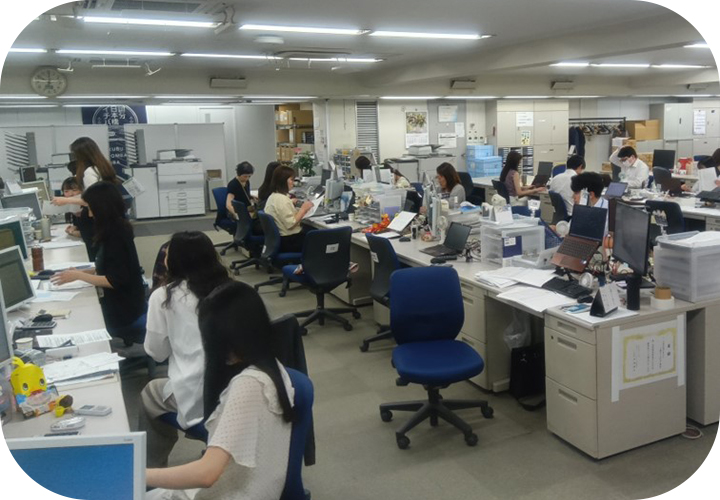 販売業務部 事務所での業務の様子