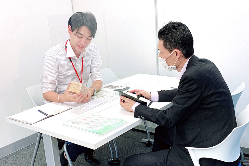 メーカー商談風景 商品課 向林さん