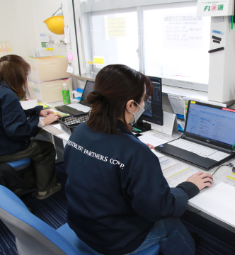 事務所内作業の様子