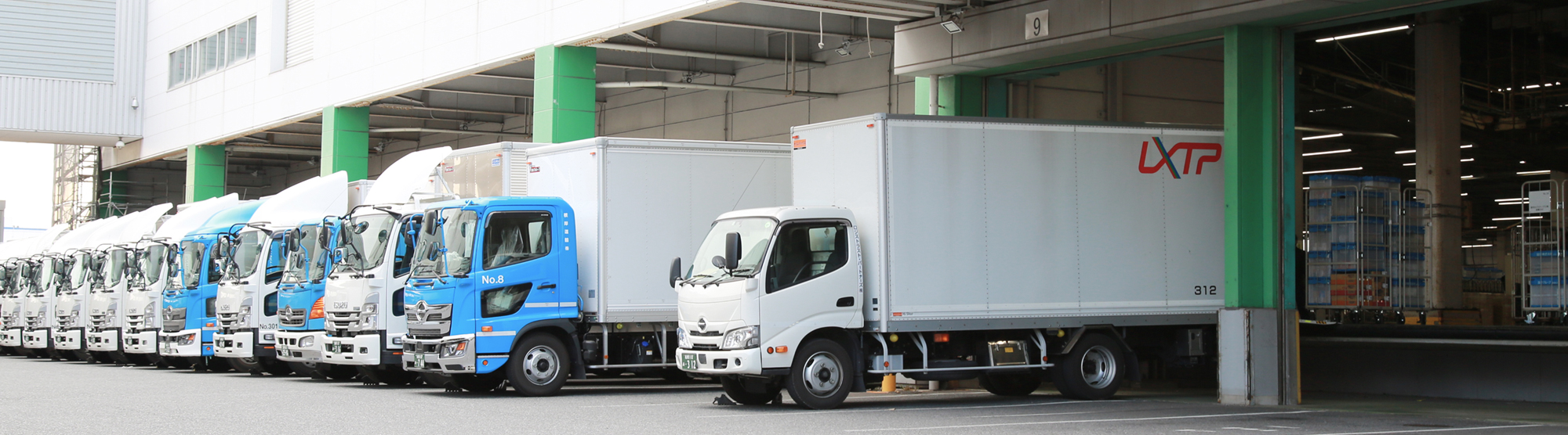 トラックが並んでいる様子