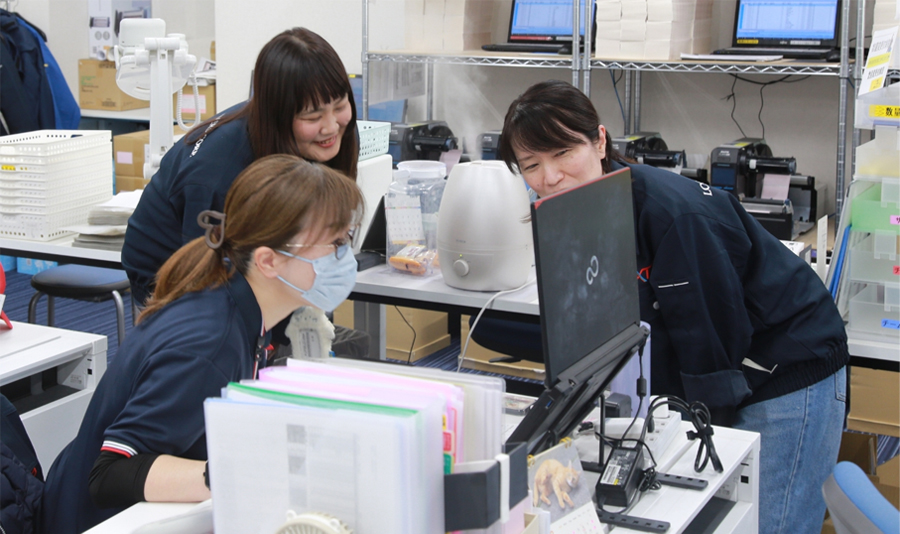 倉庫事務作業の様子