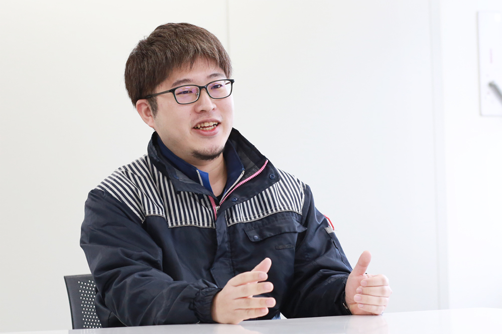 インタビューを受ける加藤さん