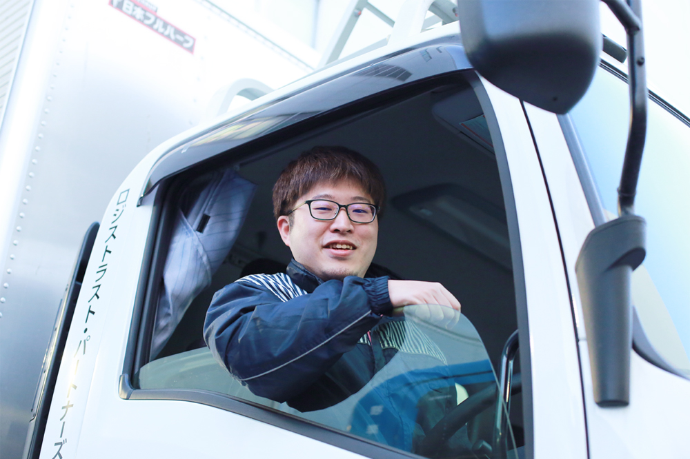 トラックに乗る加藤さん