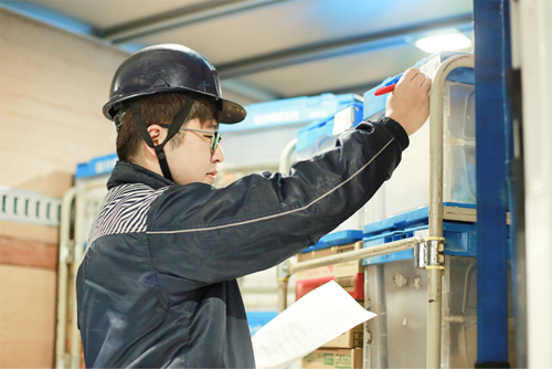 トラック内で作業する加藤さん