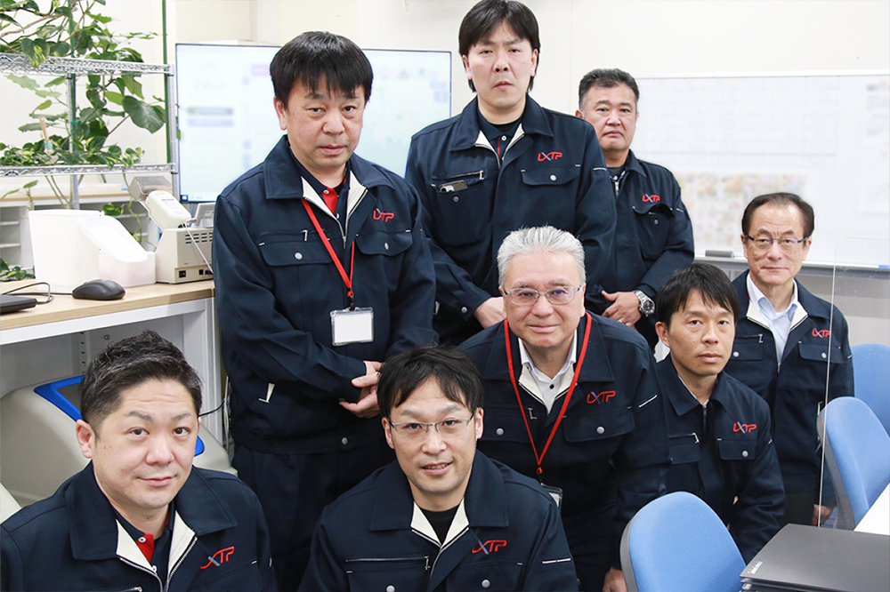 事務所内での集合写真