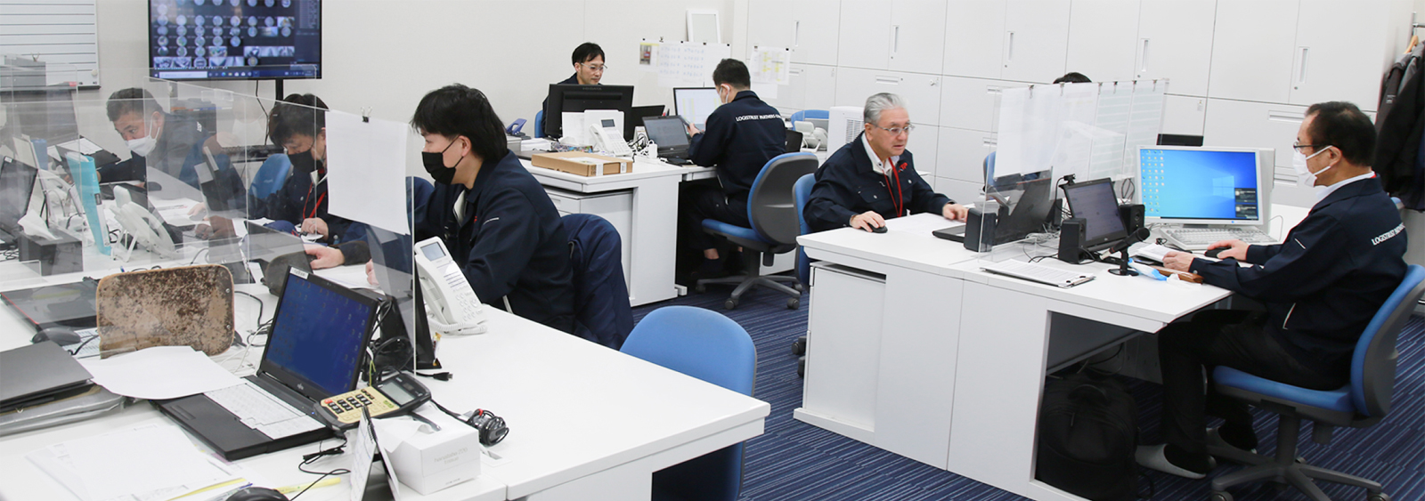 事務所内での作業風景