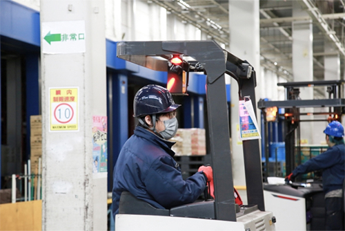 倉庫内でのフォークリフト作業
