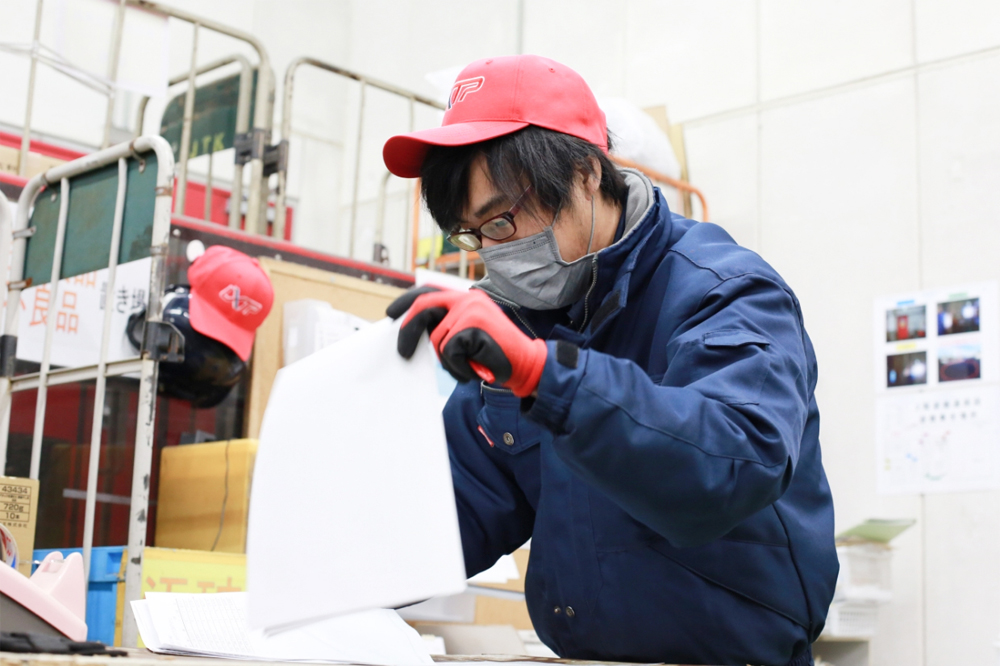 倉庫内での作業の様子