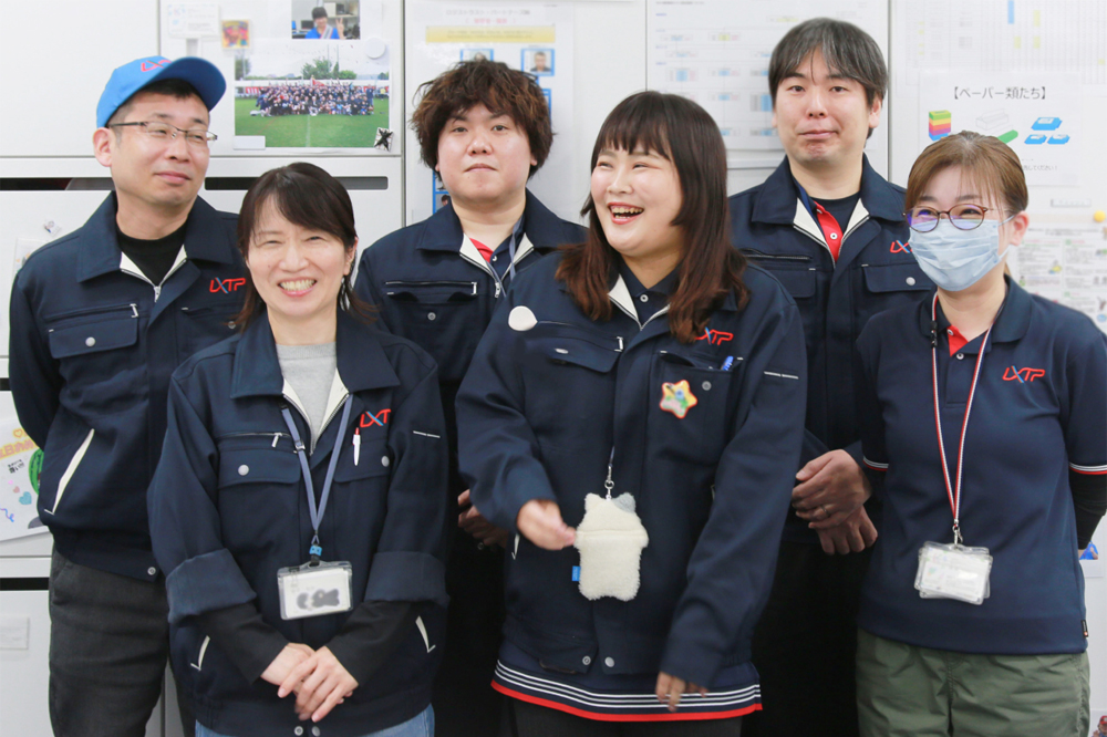 事務所内での集合写真