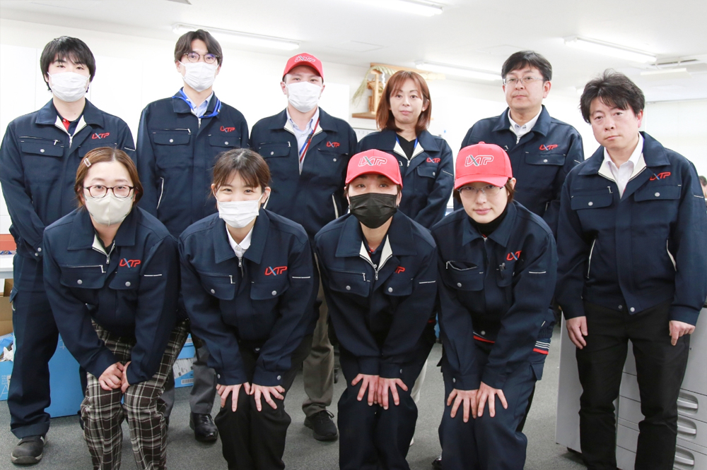 事務所内での集合写真