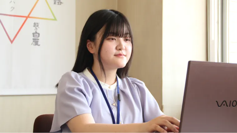 パソコンを操作する女性スタッフの写真