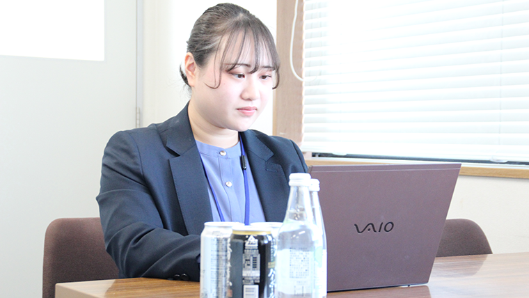 パソコン業務を行う女性スタッフの様子の写真