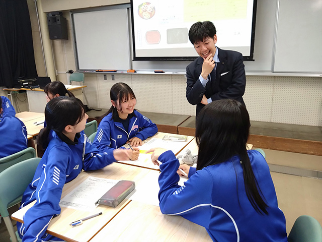 北海道静内農業高等学校の生徒による物流センターの視察の様子