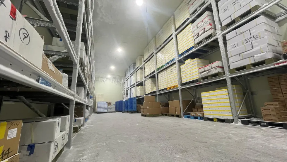 超低温倉庫での作業の写真