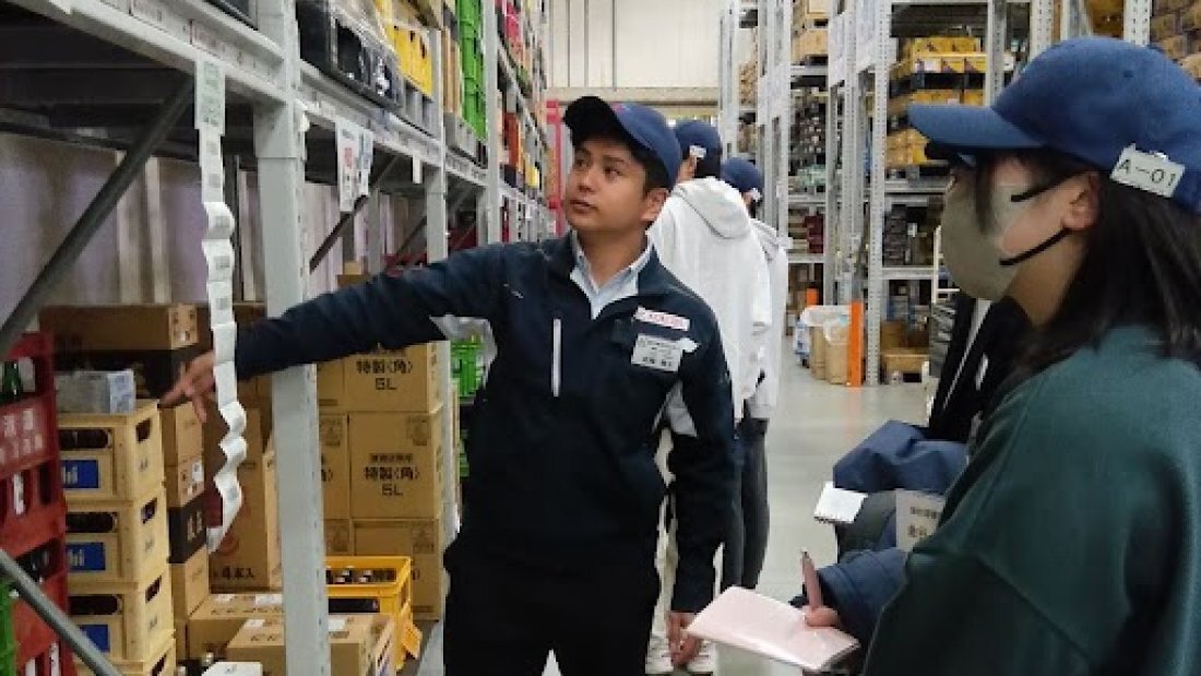 作業を行うスタッフの写真