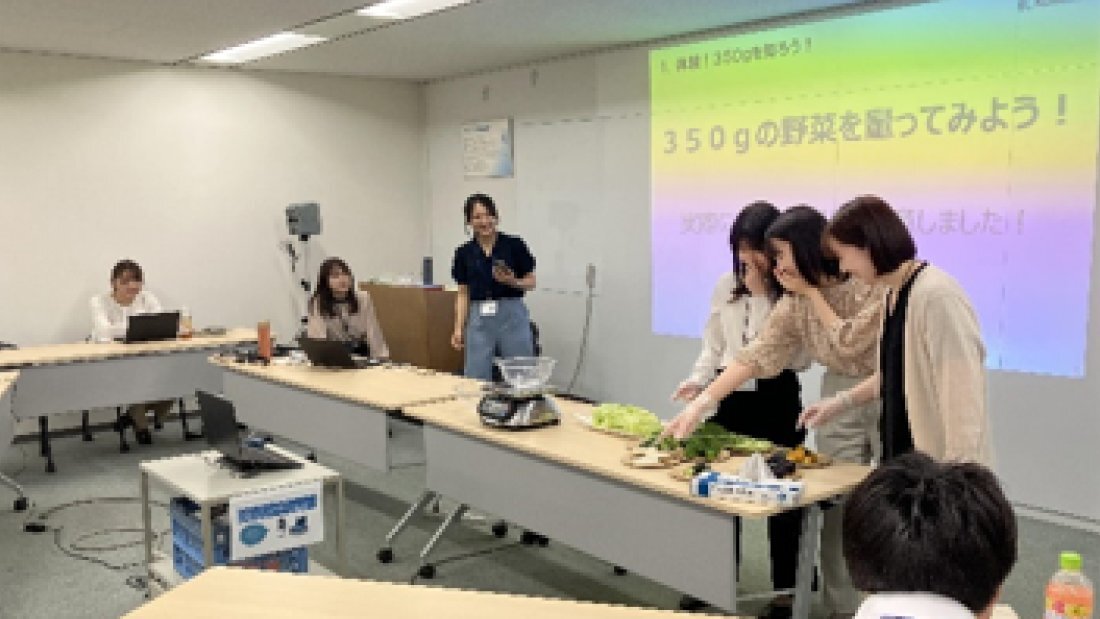 「350gの野菜を摂ってみよう！」というテーマで実施された社員参加型のワークショップの写真
