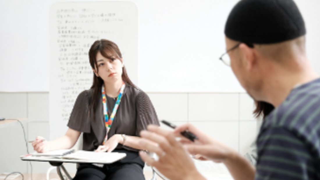 「みやぎSDGs塾」で真剣に話を聞く女性の写真